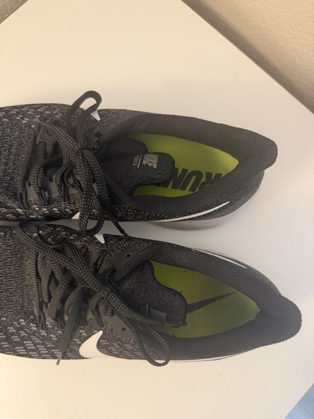 MENS Nike Black Running Sneakers with White Swoosh - Picture 3 of 6